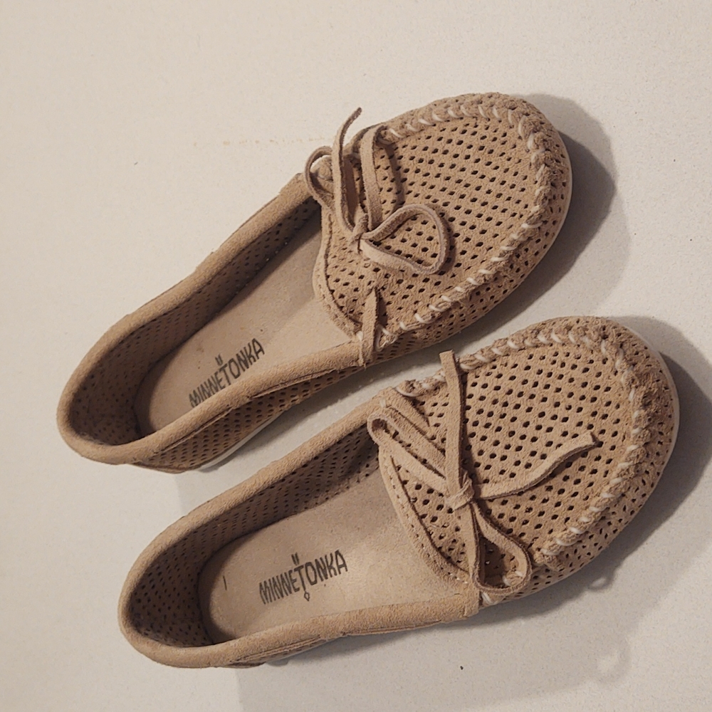 Minnetonka Perfed Stone Color Moccasin